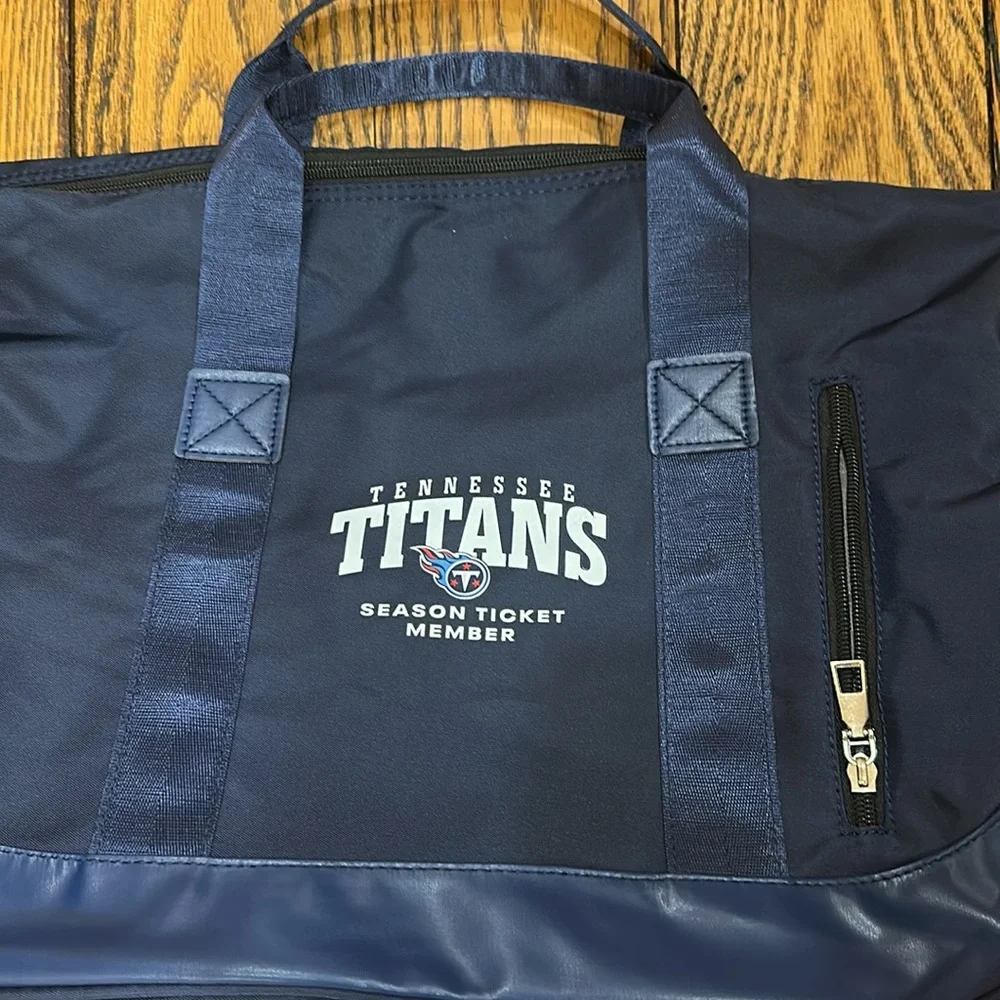 NEW🏈TENNESSEE TITANS NAVY BLUE GYM BAG/ DUFFEL WITH LOGO AND SHOULDER STRAP